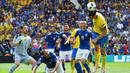 Striker Swedia, Zlatan Ibrahimovic, menyundul bola ke arah gawang Italia pada laga Grup E Piala Eropa 2016 di Stadium de Toulouse, Jumat (17/6/2016). (AFP/Vincenzo Pinto)