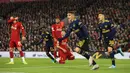 Pemain Arsenal, Lucas Torreira, melakukan selebrasi usai mencetak gol ke gawang Liverpool pada laga Piala Liga Inggris 2019 di Stadion Anfield, Rabu (30/10). Liverpool menang adu penalti atas Arsenal dengan skor 5-4. (AP/Jon Super)