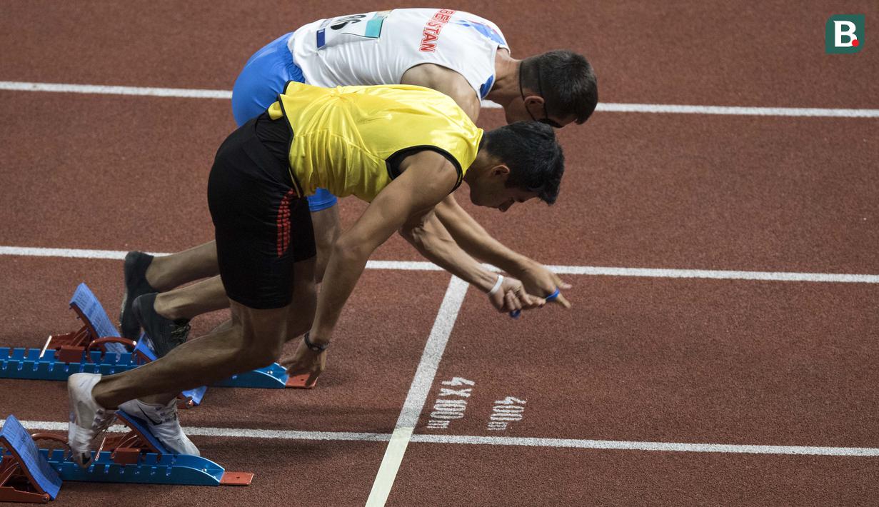 Aksi Sakhatov Miran atlet cabang para atletik asal Uzbekistan didampingi pemandunya di nomor lari 400 meter putra klasifikasi T11 pada Asian Para Games 2018, di Stadion Utama Gelora Bung Karno Jakarta, Kamis(11/10/2018).  (Bola.com/Peksi Cahyo)