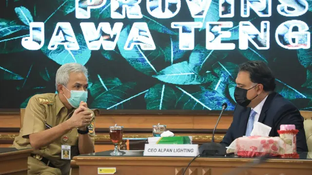 President & CEO Alpan Lighting Danny Sooferian membahas pemindahan pabrik dari Tiongkok dengan Gubernur Jawa Tengah Ganjar Pranowo, di Kantor Gubernur Jateng Senin (10/8/2020). (Foto: Liputan6.com/Felek Wahyu)