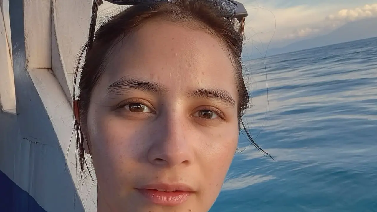 Wajah Prilly Latuconsina Tanpa Makeup saat Diving Date Bersama Omara
