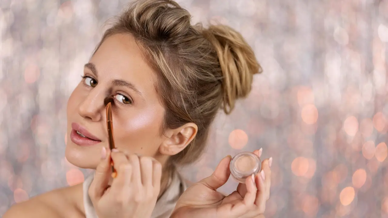 Rahasia Soft Coral Nude Makeup, Tampilan Segar Natural yang Bikin Wajah Auto Glowing