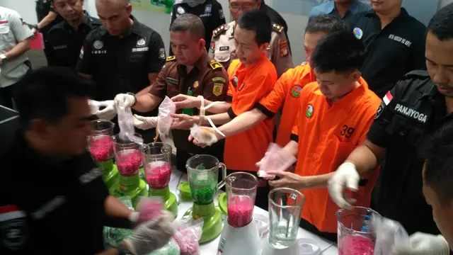 Direktorat Narkoba Polda Metro Jaya memusnahkan 239,84 kilogram sabu dan 30 ribu butir ekstasi.