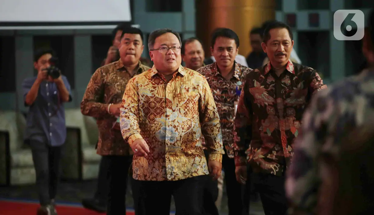 Menristek dan Kepala Badan Riset Inovasi Nasional Bambang Brodjonegoro (tengah) saat menghadiri Indonesia BusinessNews Award 2019 di Jakarta, Rabu (6/11/2019). Sebanyak 37 perusahaan meraih penghargaan Indonesia BusinessNews Award 2019. (Liputan6.com/Faizal Fanani)