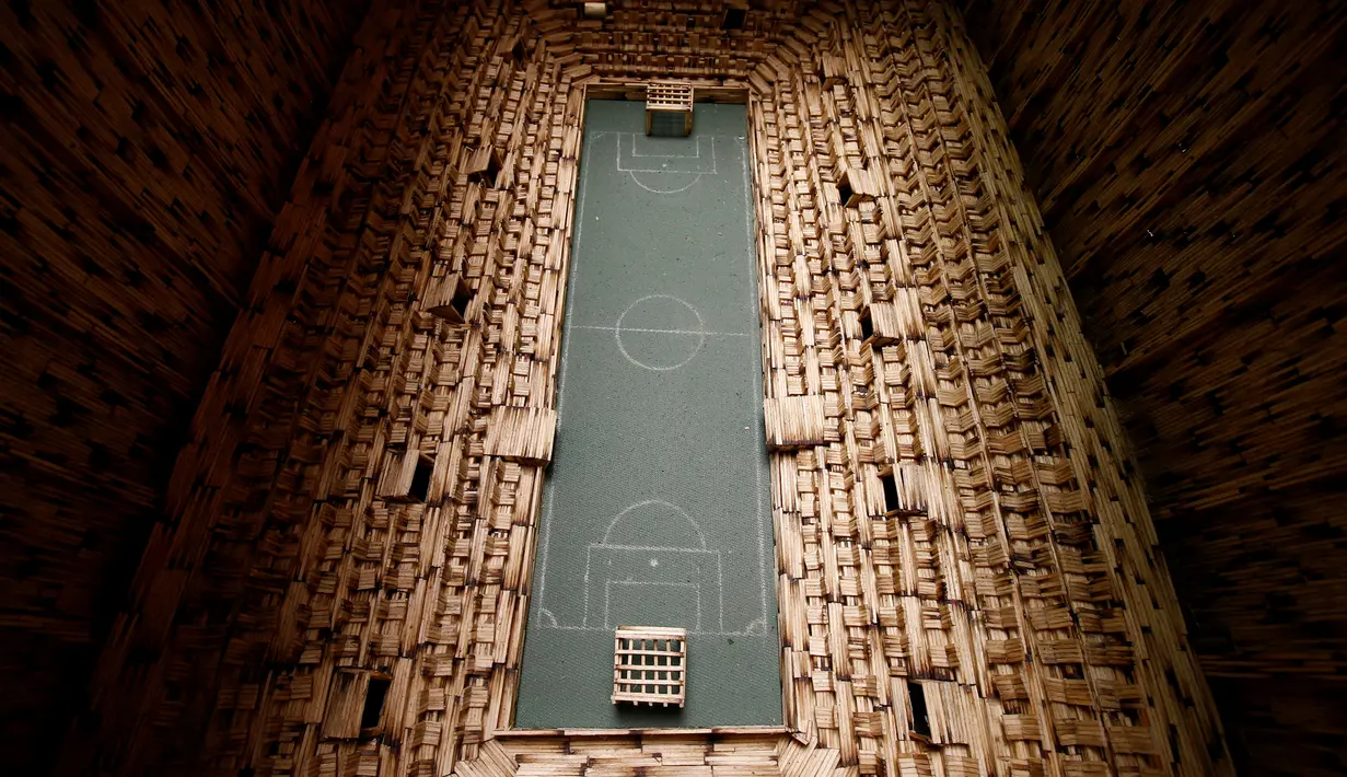 Replika Stadion Gornik Zabrze yang terbuat dari batang-batang korek api karya Urbanski di Ruda Slaska, Polandia (4/5). Sejumlah karya seni Urbanski dibuat dari dua bahan sederhana, yakni batang-batang korek dan lem. (REUTERS/Kacper Pempel)