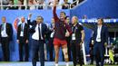 Cristiano Ronaldo bersama pelatih Portugal, Fernando Santos, memberikan instruksi kepada pemain Portugal saat melawan Prancis di laga Final Euro 2016 di Stade de France pada 10 Juli 2016. Portugal menang 1-0 atas Prancis. (AFP/Martin Bureau)