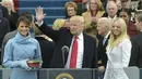 Presiden AS ke-45, Donald Trump menyampaikan pidato pertamanya usai dilantik menjadi presiden di Capitol Hill, Washington DC, AS, Jumat (20/1). Dikabarkan, Trump sendiri yang menulis dan menyusun pidato pelantikannya. (AFP Photo)