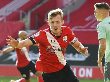 Pemain Southampton, James Ward-Prowse melakukan selebrasi usai mencetak gol ke gawang Everton pada laga Liga Inggris di Stadion St. Mary's Minggu (25/10/2020). Southampton menang dengan skor 2-0. (Andy Rain/Pool via AP)