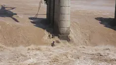 Dua nelayan terjatuh di tengah banjir setelah tali putus saat operasi penyelamatan gagal menggunakan helikopter Angkatan Udara India di Sungai Tawi di Jammu, India (19/8/2019). Kedua nelayan tersebut selamat kemudian berenang ke tempat yang aman. (AP Photo/Channi Anand)