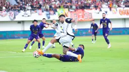 Pemain Persija Jakarta, Maxwell Souza berusaha mencetak gol dihalangi pemain Persita Tangerang, Muhammad Toha dalam laga BRI Super League 2025/2026 di Indomilk Arena, Tangerang, Banten, Jumat (30/01/2026). (Bola.com/Muhammad Iqbal Ichsan)