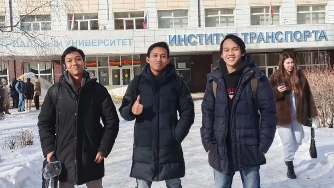 Tiga mahasiswa UBL yang berkesempatan menempuh pendidikan S2 Mekatronika dan Robotika di Ural Federal University, Rusia. Foto : (Istimewa).
