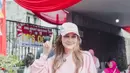 Luna Maya turut gunakan hak pilihnya dengan busana yang santai. Ia nampak kenakan sweater dan topi pink dari Alo dengan celana jeans [@lunamaya]