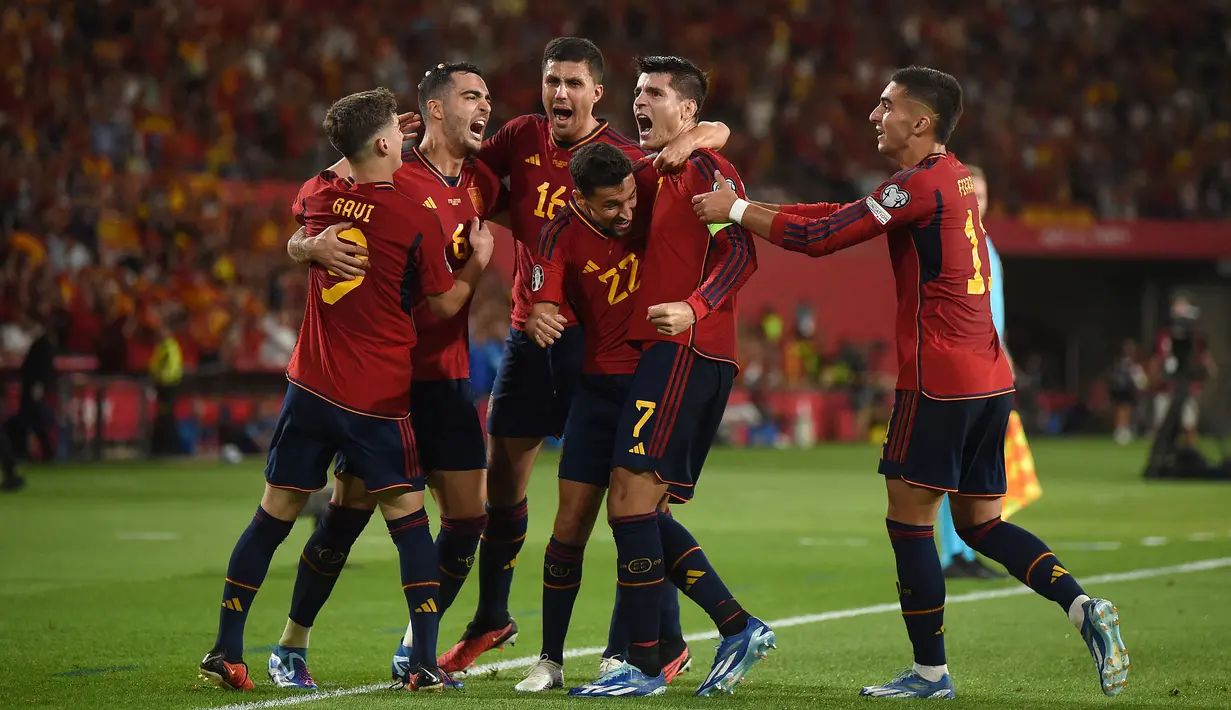 Pemain Spanyol, Alvaro Morata (kedua kanan) melakukan selebrasi bersama rekannya setelah mencetak gol ke gawang Skotlandia pada laga Grup A Kualifikasi Euro 2024 di La Cartuja Stadium, Sevilla, Spanyol, Jumat (13/10/2023) dini hari WIB. (AFP/Javier Soriano)