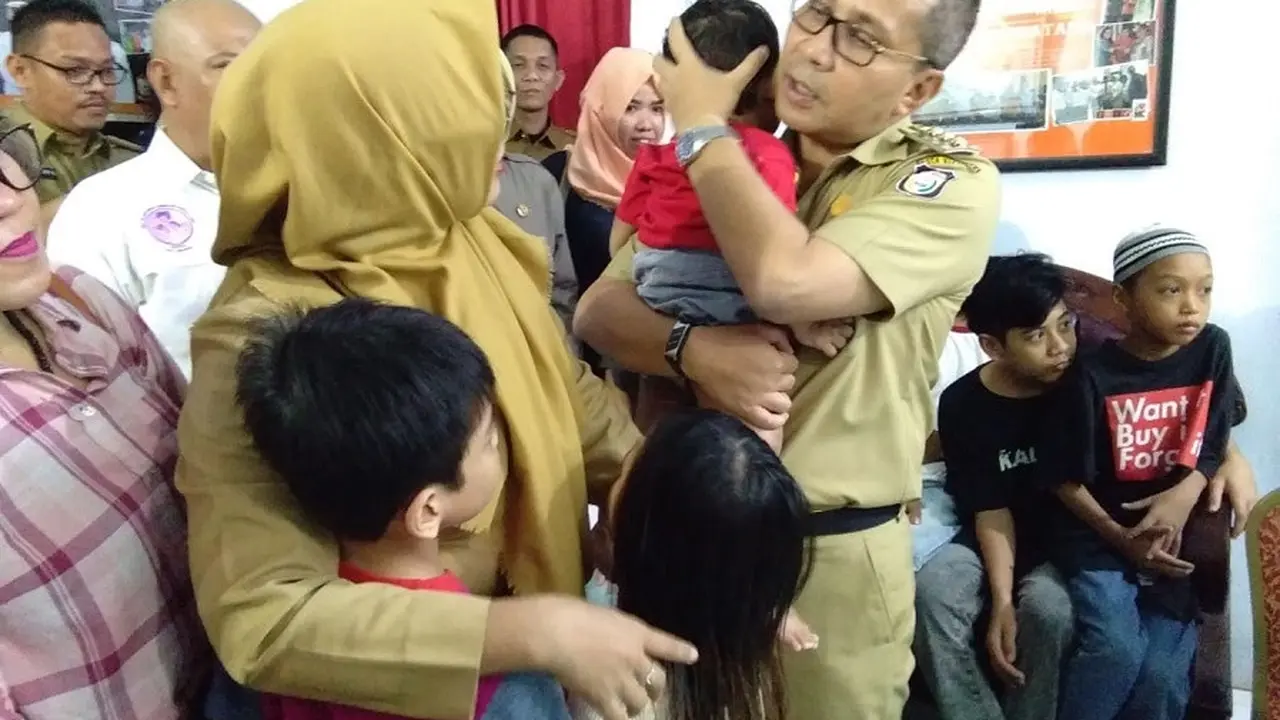 Tiga bocah korban penyekapan ibu asuhnya kini merasa riang dan gembira (Liputan6.com/ Eka hakim)