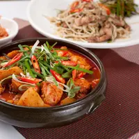 Ilustrasi olahan daging ayam ala Korea./Copyright shutterstock.com/g/TMON