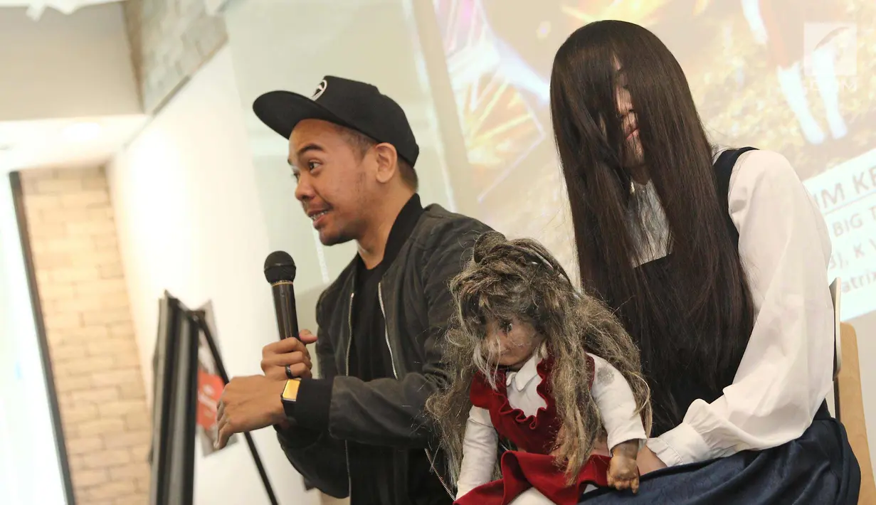 The Sacred Riana bersama manajernya memberi keterengan saat konferensi pers di Jakarta, Selasa (19/12). Asia's Got Talent memilih ilusionis asal Indonesia The Sacred Riana sebagai pemenang musim ke 2. (Liputan6.com/Herman Zakharia)