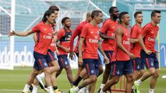 Para pemain Paris Saint-Germain mengikuti sesi latihan di Miami, Selasa (25/7/2017). Paris Saint-Germain akan menghadapi Juventus pada laga turnamen pramusim bertajuk International Champions Cup 2017 di AS. (AP/Lynne Sladky)