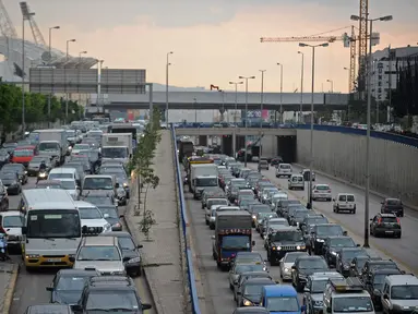 Kondisi lalu lintas kendaraan di Beirut, Lebanon, 30 November 2020. Menteri Kesehatan Lebanon Hamad Hassan pada Minggu (29/11) mengumumkan bahwa kebijakan karantina wilayah (lockdown) akan dicabut secara bertahap mulai Senin (30/11). (Xinhua/Bilal Jawich)
