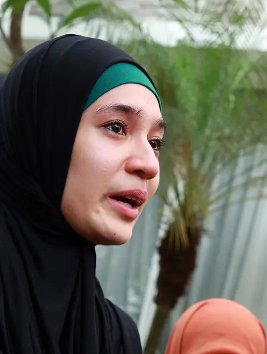 Kegundahan hatinya setelah itu, ia sampaikan kepada ibunya. Ia tidak mau dosa tidak menutup aurat sebelum menikah dibebankan kepada ayahnya yang sudah tiada. (Deki Prayoga/Bintang.com)