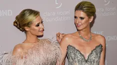 Model dan sosialita Paris Hilton (kiri) bersama adiknya, Nicky Hilton Rothschild saat menghadiri Diamond Ball ke-4 di Cipriani Wall Street, New York, AS, Kamis (13/9). Keduanya tampil cantik dalam acara amal tersebut. (Photo by Evan Agostini/Invision/AP)