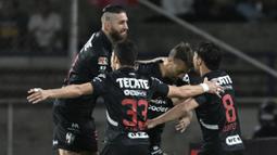 Sergio Ramos (kiri) melakukan selebrasi setelah pemain Monterrey, Sergio Canales mencetak gol ke gawang Puma dalam laga lanjutan Liga Meksiko atau Liga MX Clausura di Olimpico Universitario Stadium, Meksiko pada Minggu (16/03/2025). (AFP/Yuri Cortez)