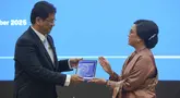 Menteri Keuangan Purbaya Yudhi Sadewa bersama pejabat lama Sri Mulyani Indrawati saat serah terima jabatan di Kantor Kementerian Keuangan, Jakarta, Selasa (9/9/2025). (merdeka.com/Arie Basuki)