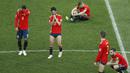 Para pemain Spanyol tertunduk lesu setelah kalah dari Rusia pada laga 16 besar Piala Dunia 2018 di Luzhniki Stadium, Moskow, Rusia, (1/7/2018). Spanyol kalah adu penalti 3-4. (AP/David Vincent)