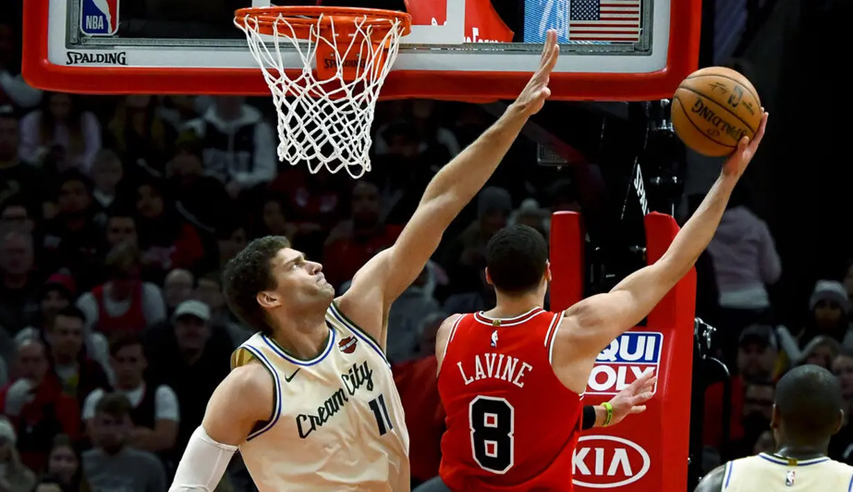 Pebasket Chicago Bulls, Zach LaVine, berusaha memasukan bola saat melawan Milwaukee Bucks pada laga NBA di United Center, Selasa (31/12/2019). Milwaukee Bucks menang 123-102 atas Chicago Bulls. (AP/Matt Marton)