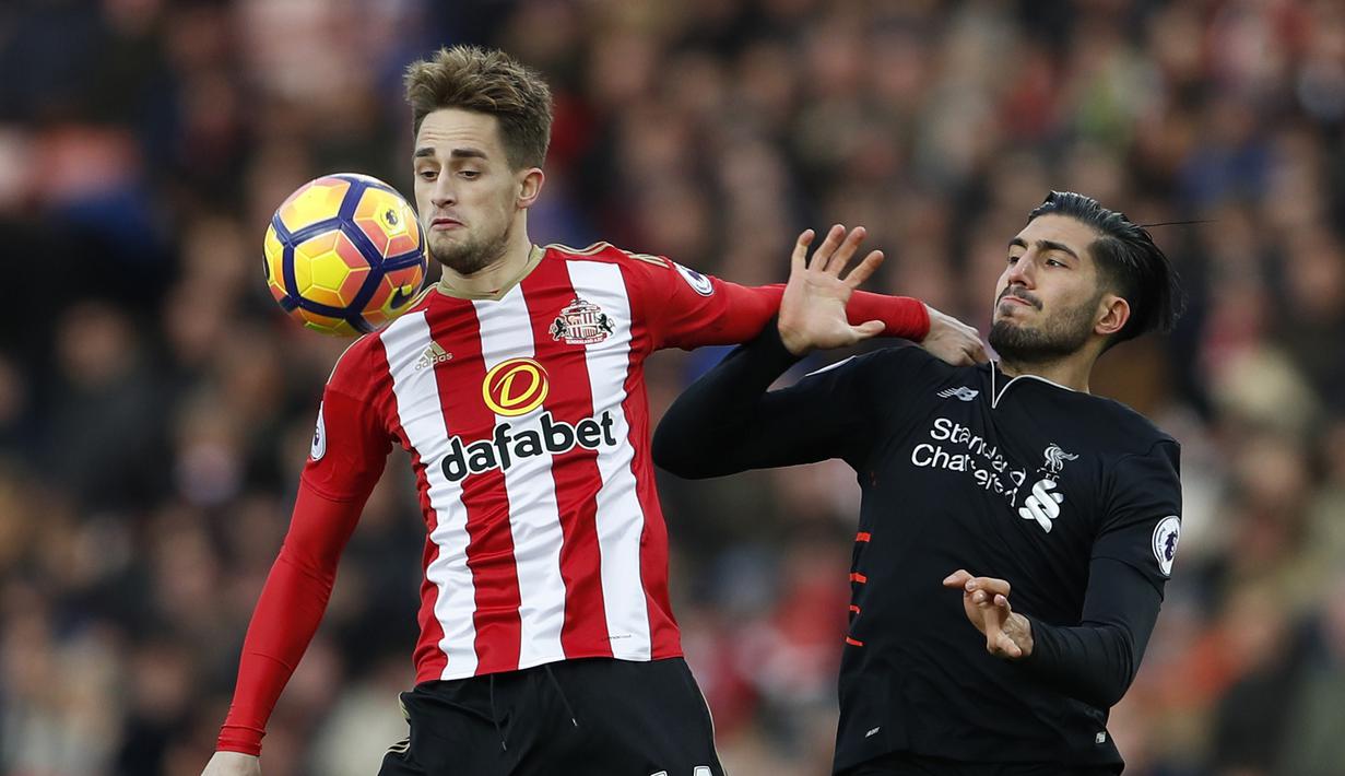 Duel pemain Liverpool, Emre Can (kanan) dengan pemain Sunderland, Adnan Januzaj pada laga Premier League di Stadium of Light, (2/1/2017). Liverpool bermain imbang 2-2.  (Action Images via Reuters/Lee Smith) 