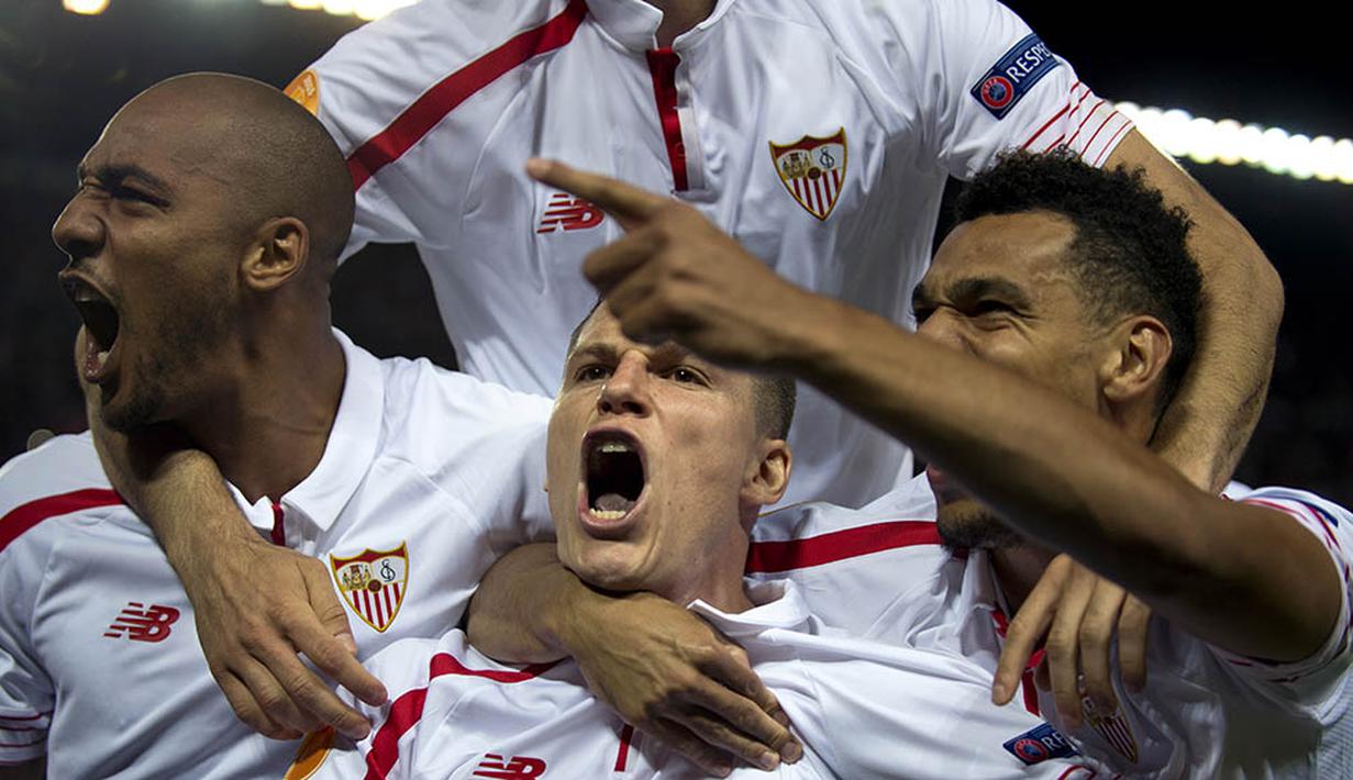 7. Striker Sevilla, Kevin Gameiro, merayakan gol yang dicetaknya ke gawang Athletic Bilbao pada laga Liga Europa di Stadion Ramon Sanchez Pizjuan, Spanyol, Kamis (14/4/2016). Sevilla lolos ke semifinal berkat menang adu penalti. (AFP/Jorge Guerrero)