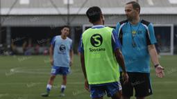 Pelatih Persib, Dejan Antonic, memberikan arahan kepada pemainnya untuk memperbaiki operan pendek antar pemain saat latihan di Lapangan Progresif, Bandung, Senin (2/5/2016). (Bola.com/Vitalis Yogi Trisna)