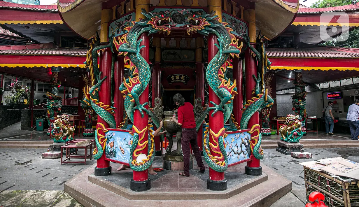 Suasana saat para jemaat membersihkan patung yang ada di Vihara Amurva Bhumi, Jakarta, Kamis (4/2/2021). Ritual mencuci patung dewa serta bersih-bersih ini dilakukan dalam rangka menyambut perayaan Tahun Baru Imlek 2572. (Liputan6.com/Faizal Fanani)