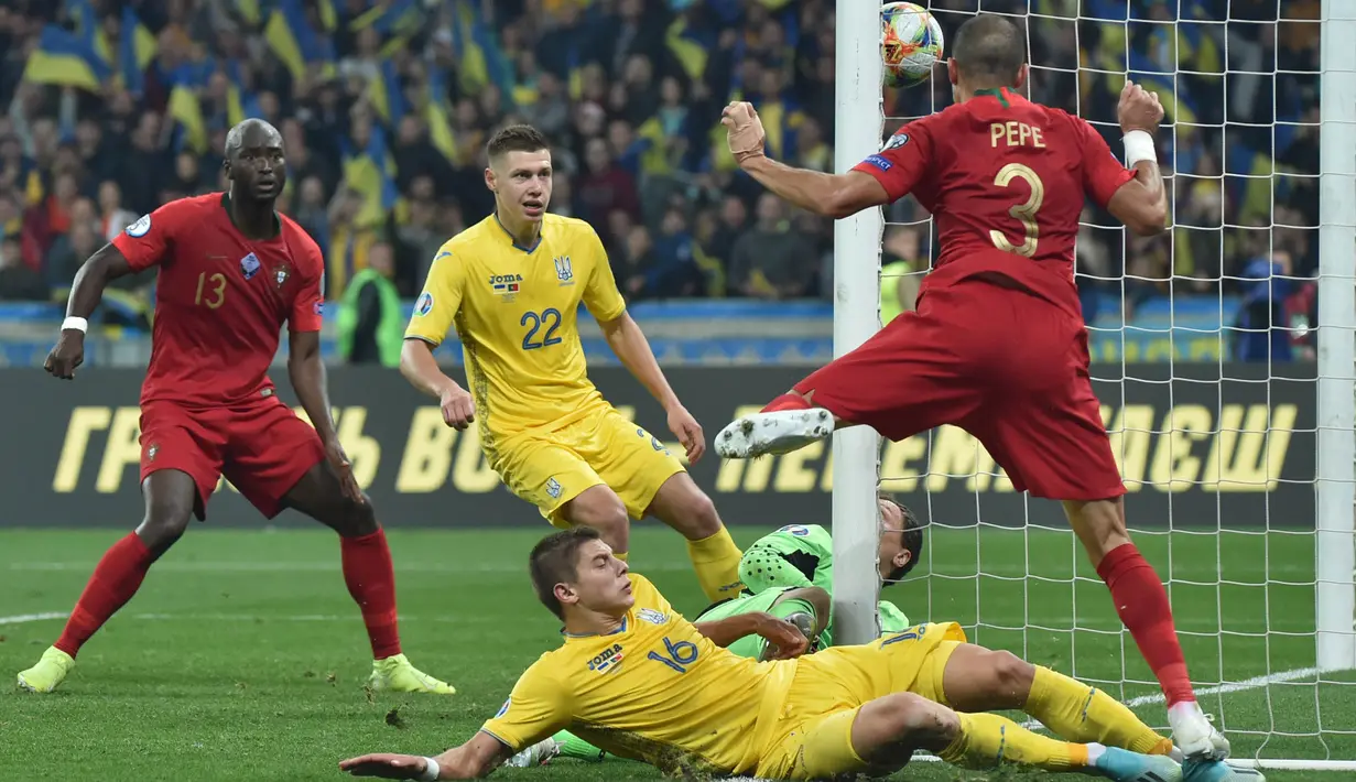 Bek Portugal, Pepe, berusaha menyundul bola saat melawan Ukraina pada laga Kualifikasi Piala Eropa 2020 di Stadion NSK Olimpiyskyi, Kiev, Senin (14/10). Ukraina menang 2-1 atas Portugal. (AFP/Genya Savilov)