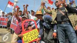 Nelayan Muara Angke menduduki salah satu pulau hasil reklamasi Teluk Jakarta, Minggu (17/4/2016). Penyegelan Pulau G sebagai bentuk penolakan kebijakan reklamasi Pemerintah Provinsi DKI Jakarta. (Liputan6.com/Yoppy Renato)