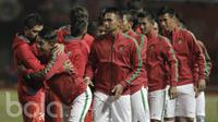 Pemain Timnas Indonesia U-22, Febri Haryadi, dipeluk Pemain Persija, Bambang Pamungkas sebelum laga antara Timnas Indonesia U-22 melawan Persija Di Stadion Patriot, Bekasi, Rabu (05/04/2017). (Bola/ M Iqbal Ichsan).