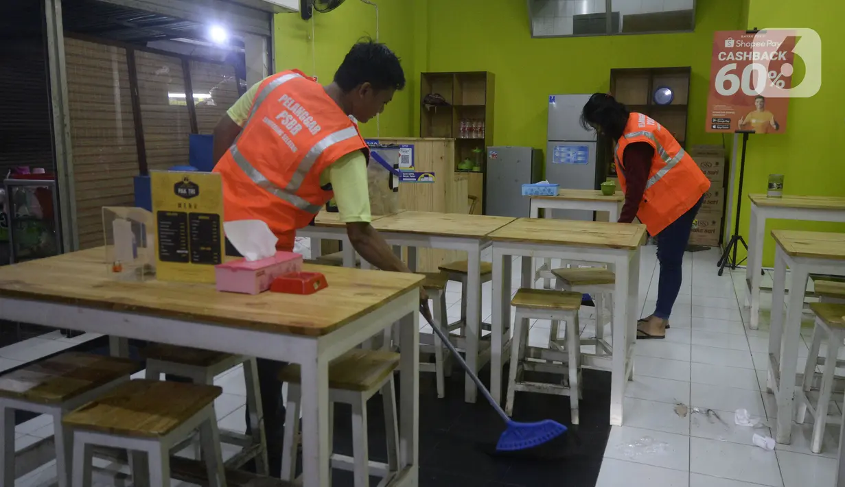 Pelanggar Operasi Yustisi mencegah penularan Covid-19 dihukum di Ruko Granada, BSD, Tangerang Selatan, Banten, Rabu (23/9/2020). Sebagai efek jera, warga yang tidak mengenakan masker diberi sanksi sosial berupa membersihkan toilet, menyapu, push up, dan denda Rp 50 ribu. (merdeka.com/Dwi Narwoko)