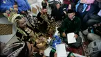 Sepasang calon pengantin mempersiapkan diri sebelum proses ijab qabul di atas gerbong kereta Prameks jurusan Jogja-Solo selama acara nikah massal bertema “Stasiun Cinta dan Masa Depan”di Stasiun Tugu Yogyakarta, Selasa (6/9). (Liputan6.com/Boy Harjanto)