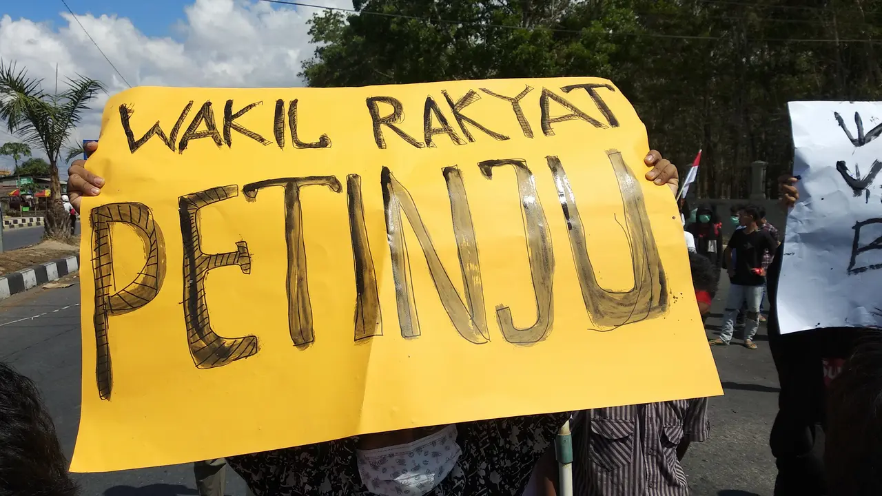 Mahasiswa Buton Utara berdemonstrasi di depan Polda Sulawesi Tenggara, menuntu Wakil Ketua DPRD Butur ditahan.(Liputan6.com/Ahmad Akbar Fua)