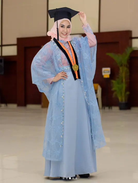 Bukan hal yang mudah bagi Anisa untuk bisa memakai Toga serta jubah dan kalung kebanggaannya itu. Diperlukan waktu selama delapan tahun untuk meraih mimpinya menjadi Sarjana Arsitektur. (Instagram/anisarahma_12)