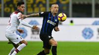 Aksi radja Nainggolan melewati pemain Bologna pada lanjutan Serie A yang berlangsung di stadion Giuseppe Meazza, Milan, Minggu (3/2). Inter Milan kalah 0-1 kontra Bologna. (AFP/Miguel Medina)
