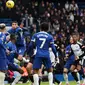Bek senior Chelsea, Thiago Silva mencoba menjauhkan bola dari pertahanan The Blues saat menghadapi Fulham dalam lanjutan Premier League 2023/2024, Sabtu (13/1/2024) malam WIB di Stamford Bridge. (AFP/Adrian Dennis)