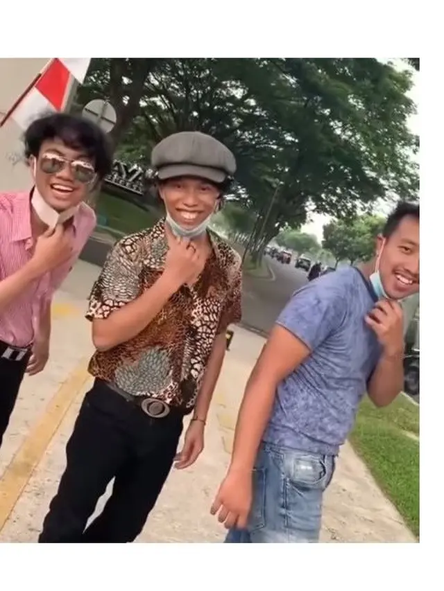 6 Potret 3 Pemuda Mirip Dono Kasino Indro, Bak Pinang Dibelah Dua
