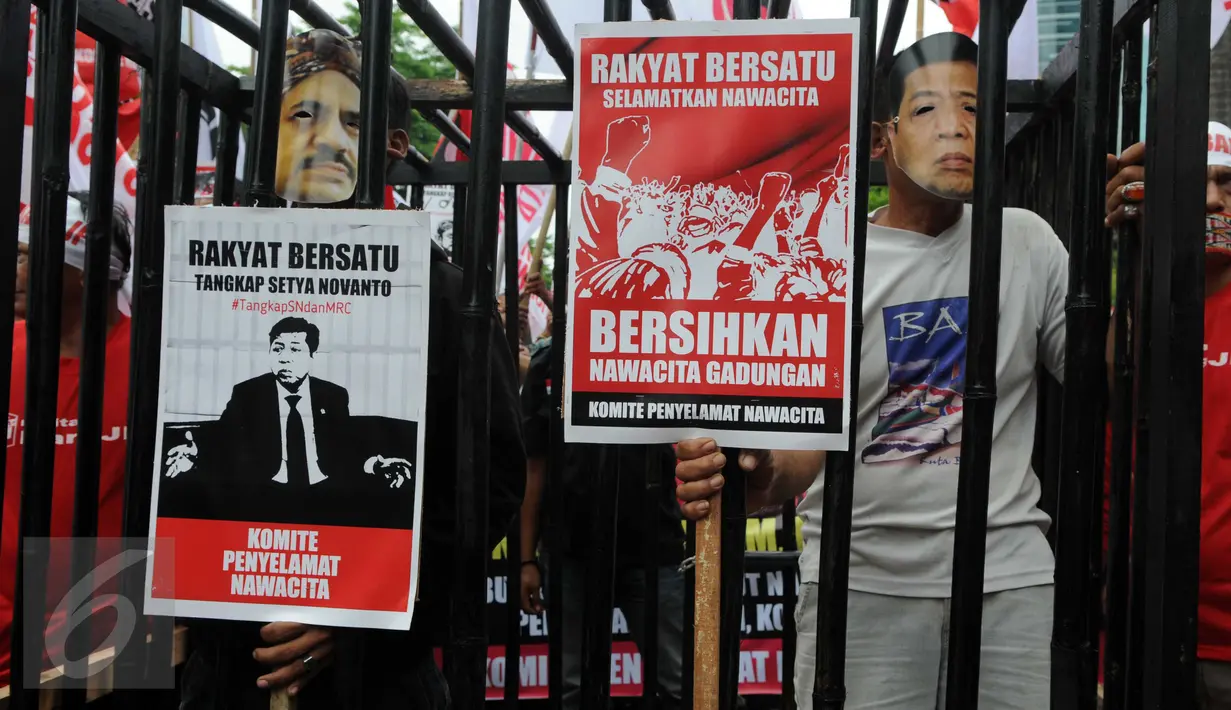 Massa bertopeng Ketua DPR Setya Novanto dan Riza Chalid 'dipenjara' di depan Gedung KPK, Jakarta, Selasa (15/12). Aksi yang dilakukan ratusan pendukung Jokowi itu mendesak KPK ikut mengusut kasus 'papa minta saham' keduanya. (Liputan6.com/Helmi Afandi)