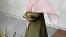 Tampilannya begitu memesona dengan hijab monogram yang meningkatkan pesonanya dalam bergaya.  (Instagram/Natasha Rizky).