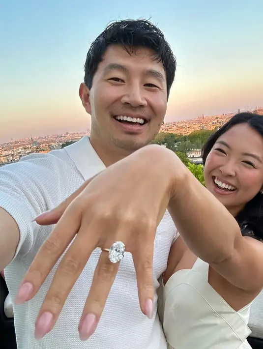 <p>Di usianya yang ke-36, bintang laga Last Breath ini melamar kekasihnya Allison Hsu yang delapan tahun lebih tua darinya. [@allison]</p>