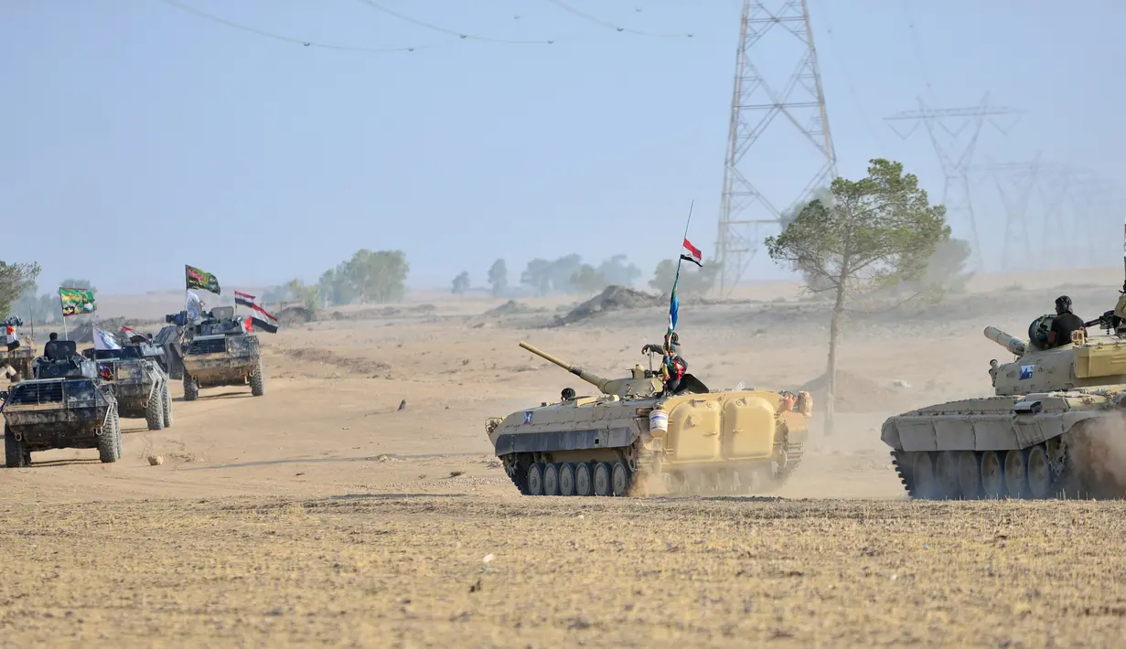Pasukan Khusus Irak bergerak menuju daerah pertahanan ISIS di selatan Mosul, Irak, Sabtu (29/10). Pasukan Khusus Irak terus menggempur ISIS yang menguasai kota Mosul. (REUTERS)