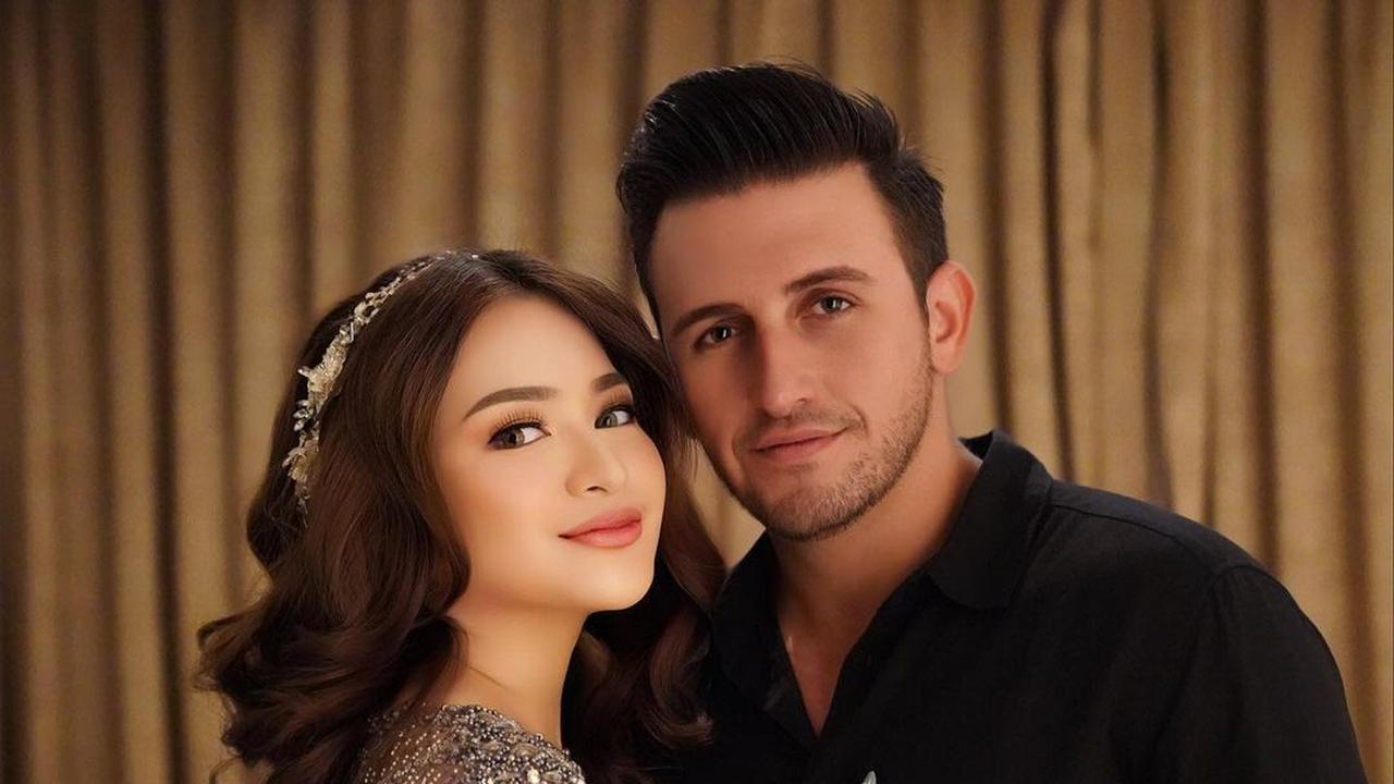 6 Potret Kedekatan Ladislao Camara dengan Keluarga Nathalie Holscher, Diajak Ziarah