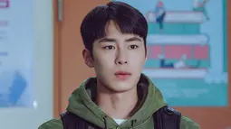 Lee Jae Wook sebagai Han Tae Oh, karakter dengan otak luar biasa dan rasionalitas dingin. Dia terlahir sebagai putra seorang pembunuh yang melarikan diri dari dunia dan kehidupan sulitnya dengan mendekati Kang In Ha. (Foto: Disney+ Hotstar)