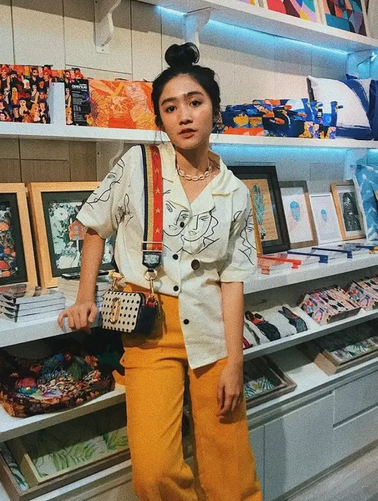 Gaya casual Febby berikut ini bisa jadi ide outfit hangout yang chic. Padukan celana kulot warna kuning mustard kamu dengan kemeja bermotif. Chic! (Instagram/febbyrastanty).
