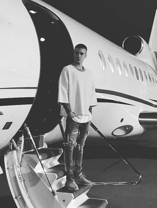 Dilansir dari Aceshowbiz, Justin Bieber memotong rambutnya karena ia tak ingin mencium bau aneh dari rambut gimbalnya. Justin pun rutin setiap hari mencuci rambutnya dengan shampoo agar tidak bau. (viainstagram@justinbieber/Bintang.com)